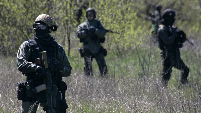 Quân đội Ukraine tuần tra gần sân bay thành phố Kramatorsk. Ảnh: Reuters