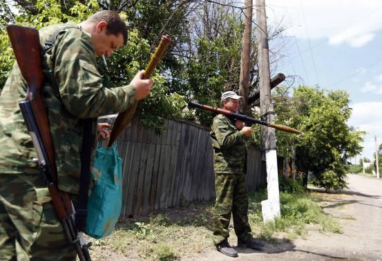 Lực lượng ly khai th&acirc;n Nga vũ trang ở khu vực Donetsk, Đ&ocirc;ng Ukraine h&ocirc;m 19-6. Ảnh: Reuters