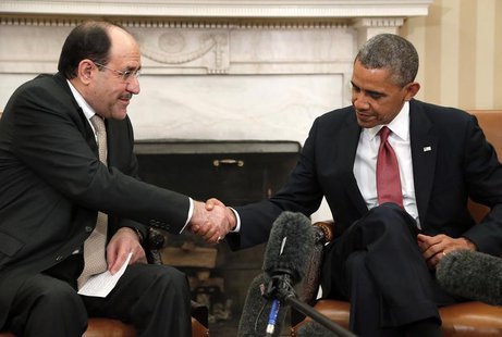 Tồng thống Mỹ Barack Obama (phải) v&agrave; Thủ tướng Iraq Nuri al-Malik (tr&aacute;i) bắt tay sau cuộc họp tại Ph&ograve;ng bầu dục. Ảnh: Reuters