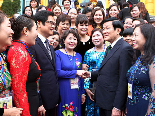 Chủ tịch nước Trương Tấn Sang gặp gỡ các nữ doanh nhân tiêu biểu Ảnh: TTXVN