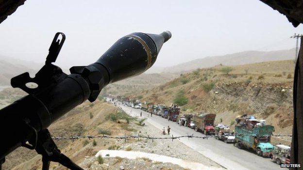 Qu&acirc;n đội Pakistan sau đ&oacute; đ&atilde; ph&aacute;t động c&aacute;c cuộc tấn c&ocirc;ng đ&aacute;p trả v&agrave;o khu vực ph&iacute;a Bắc Waziristan. Ảnh: Reuters