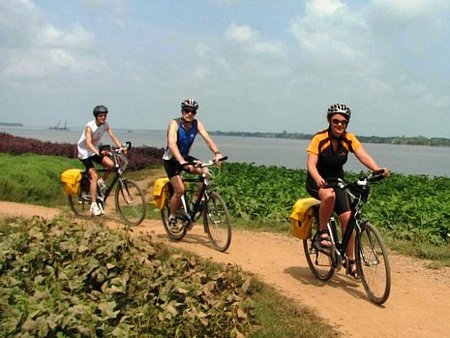 Du kh&aacute;ch kh&aacute;m ph&aacute; c&ugrave; lao An B&igrave;nh bằng xe đạp. Ảnh: Happy Family Guesthouse
