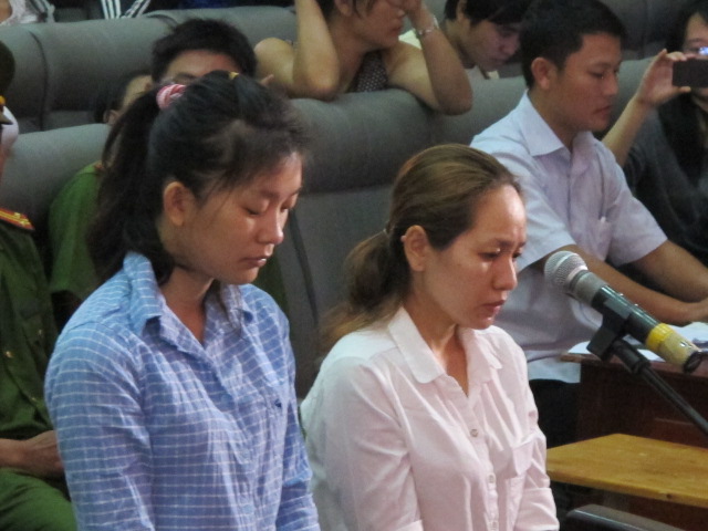 Bị c&aacute;o Nguyễn L&ecirc; Thi&ecirc;n L&yacute; (tr&aacute;i) v&agrave; L&ecirc; Thị Đ&ocirc;ng Phương tại phi&ecirc;n t&ograve;a sơ thẩm