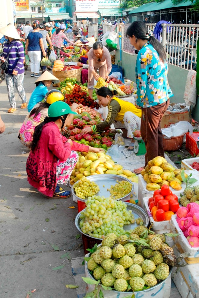Tại c&aacute;c chợ, tr&aacute;i c&acirc;y nh&agrave; vườn đưa ra b&aacute;n lẻ gần như kh&ocirc;ng c&ograve;n. Ảnh Ngọc Trinh.