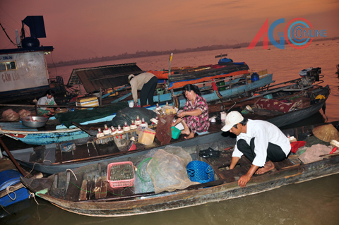 Xuồng đ&aacute;nh lưới c&aacute; b&ocirc;ng lau về bến Củi chợ An Ch&acirc;u b&aacute;n c&aacute;.