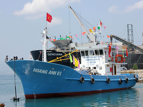 Tàu cá vỏ thép đầu tiên ở tỉnh Quảng Ngãi được bàn giao cho ngư dân