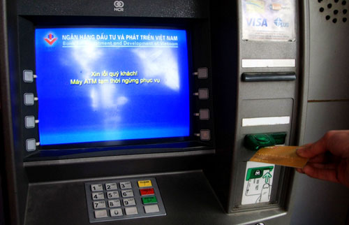 Nhiều chủ thẻ rất bức xúc khi có những cây ATM kéo dài tình trạng này.