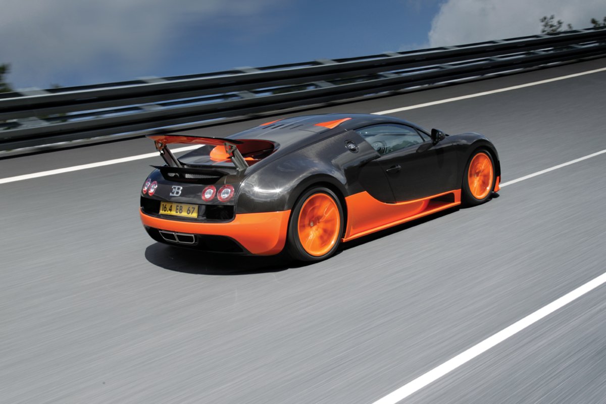 Với c&ocirc;ng suất 1200 m&atilde; lực, Super Sport đang nắm giữ vị thế vững chắc cho Bugatti trong l&agrave;ng xe hơi về mặt tốc độ.