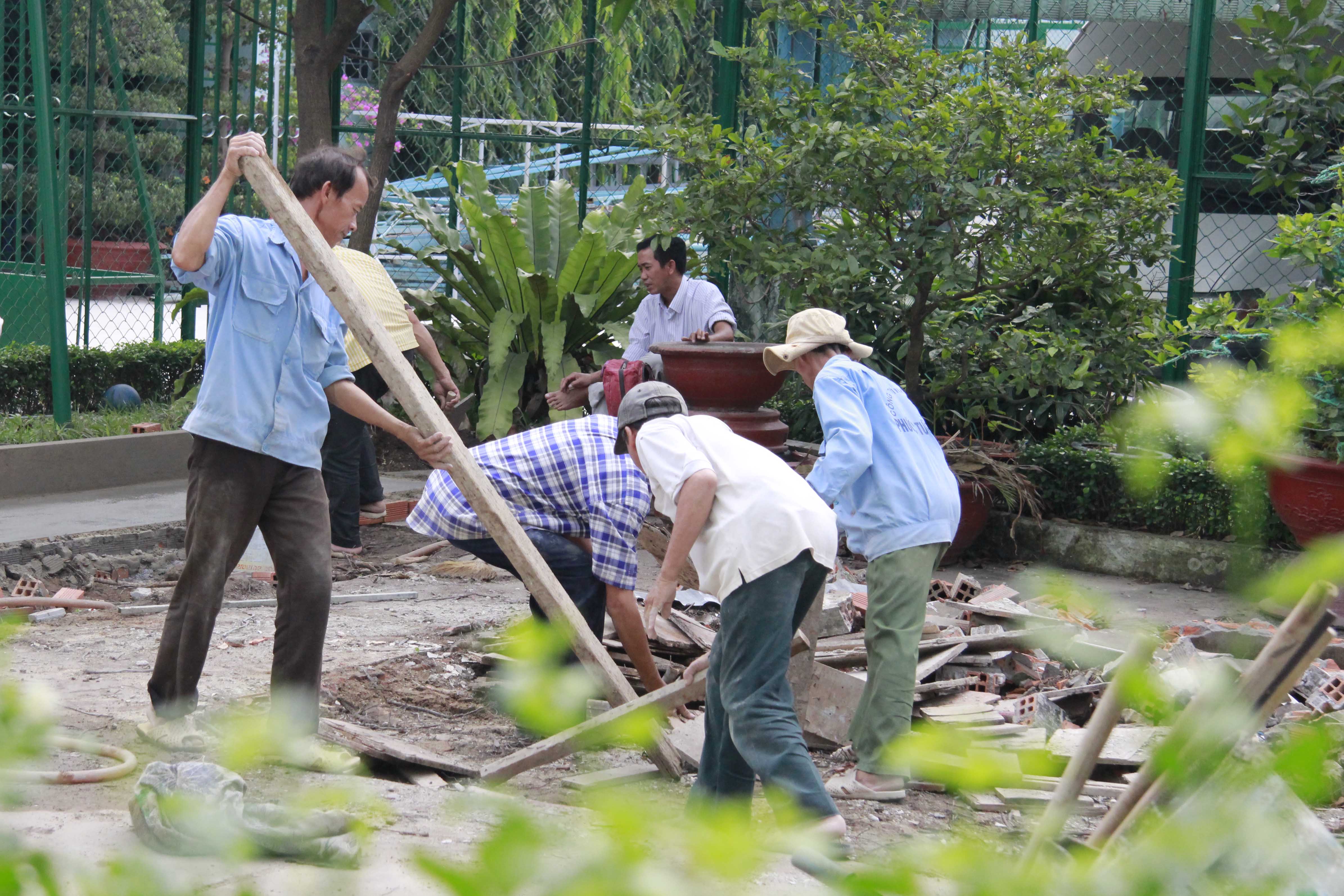 C&ocirc;ng nh&acirc;n khẩn trương ho&agrave;n th&agrave;nh c&aacute;c kh&acirc;u để ho&agrave;n th&agrave;nh việc sửa chữa cơ sở n&agrave;y