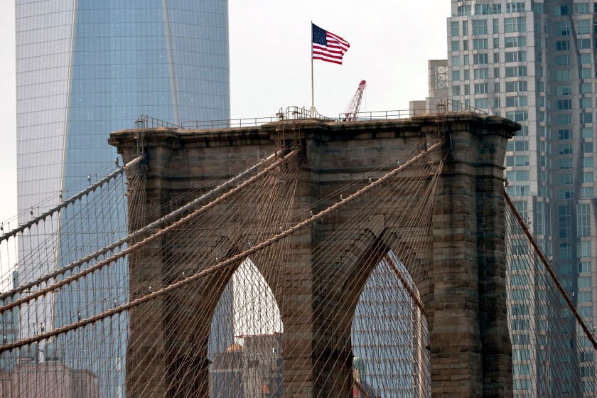 Cờ Mỹ trên cầu Brooklyn bị tẩy trắng