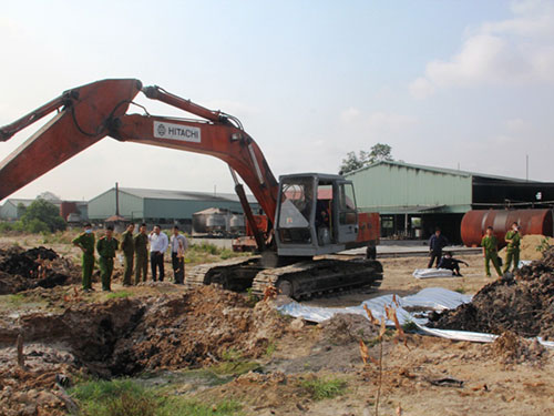Lực lượng chức năng kiểm tra tại C&ocirc;ng ty CP Xử l&yacute; phế liệu rắn Việt  Nam
