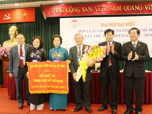 Hội Luật gia TP HCM nhận bức trướng do Hội Luật gia Việt Nam trao tặng