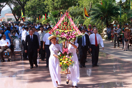 Dâng hoa trước tượng đài Hoàng đế Quang Trung
