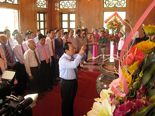 Đoàn đại biểu TP HCM dâng hương Chủ tịch Hồ Chí Minh tại Khu Di tích Kim Liên
Ảnh: TTXVN