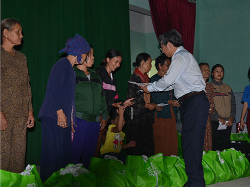 Đại diện thường trực HĐND TP HCM trao quà cho người nghèo ở huyện đảo Lý Sơn, tỉnh Quảng Ngãi