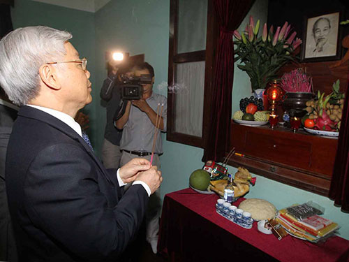 Tổng B&iacute; thư Nguyễn Ph&uacute; Trọng d&acirc;ng hương tưởng niệm Chủ tịch Hồ Ch&iacute; Minh 
Ảnh: TTXVN