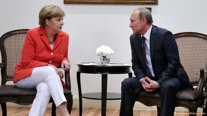 Thủ tướng Đức Angela Merkel (tr&aacute;i) v&agrave; Tổng thống Nga Vladimir Putin thảo luận t&igrave;nh h&igrave;nh Ukraine trước thềm World Cup 2018. Ảnh: NBC News