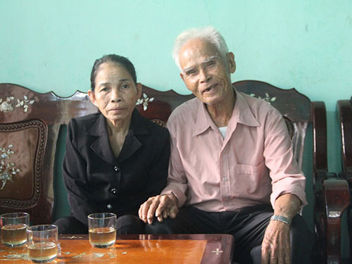 Đến với nhau khi tuổi đã cao nhưng vợ chồng cụ Huấn - bà Nhân vẫn rất hạnh phúc Ảnh: QUANG VINH