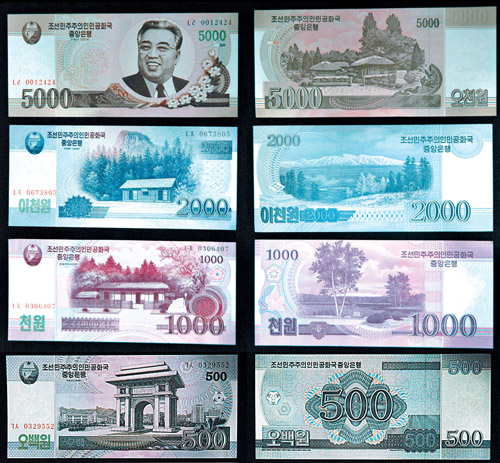 Tiền cũ (tr&aacute;i) v&agrave; tiền mới ph&aacute;t h&agrave;nh (phải) của ch&iacute;nh quyền B&igrave;nh Nhưỡng. Ảnh: Chosun Ilbo