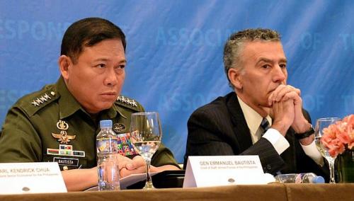 Tướng Emmanuel Bautista (tr&aacute;i) v&agrave; đại sứ Mỹ tại Philippines Philip Goldberg trong cuộc họp diễn đ&agrave;n FOCAP h&ocirc;m 24-2. Ảnh: Straits Times