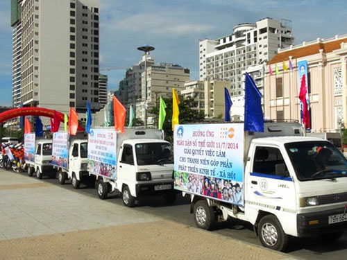 Diễu hành sau lễ mít tinh kỷ niệm Ngày Dân số thế giới tại TP Nha Trang, ngày 10-7