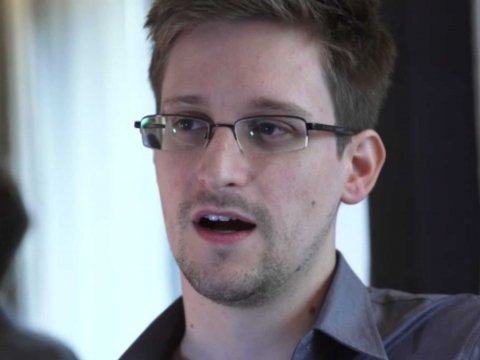 Người thổi còi Edward Snowden có thể đang bị tình báo Nga kiểm soát. Ảnh: The Guardian