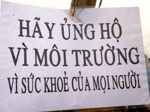 Khẩu hiệu được người d&acirc;n treo trước trại nu&ocirc;i heo gửi đến c&aacute;c cơ quan chức năng