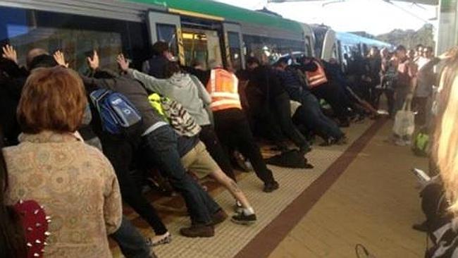 Hơn 50 h&agrave;nh kh&aacute;ch đẩy xe lửa nghi&ecirc;ng về một b&ecirc;n cứu người đ&agrave;n &ocirc;ng. Ảnh: News.com.au