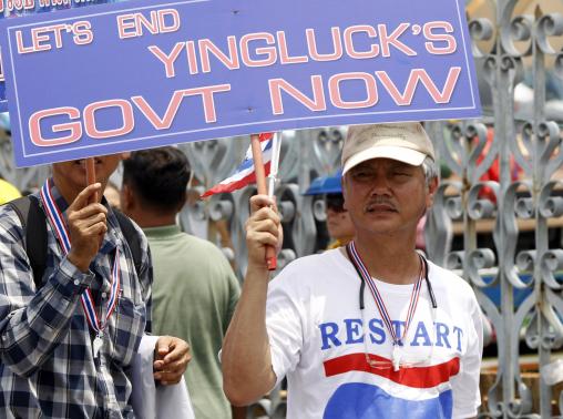 Người biểu tình kêu gọi bà Yingluck từ chức. Ảnh: Reuters