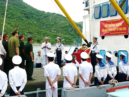 Tưởng niệm c&aacute;c anh h&ugrave;ng liệt sĩ t&agrave;u 235 ở H&ograve;n H&egrave;o