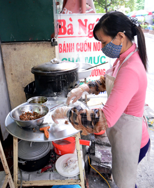 Con gái của bà Ngân đang tráng bánh.