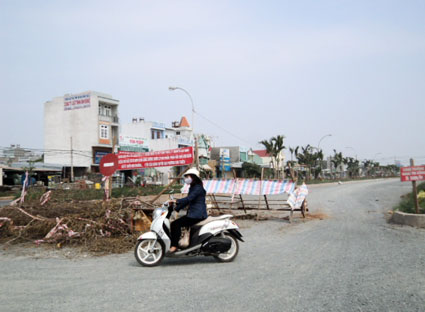 Đến ng&agrave;y 6-1, chốt do người d&acirc;n lập để cản xe cho đỡ bụi vẫn chưa được th&aacute;o dỡ.