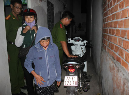Lê Thị Hiền và bà Hà Thị E tại thời điểm kiểm tra ở phòng trọ