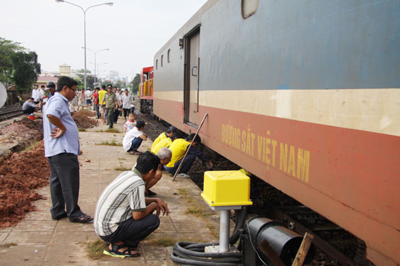  C&aacute;c nh&acirc;n vi&ecirc;n kỹ thuật ng&agrave;nh đường sắt t&igrave;m hiểu nguy&ecirc;n nh&acirc;n vụ việc