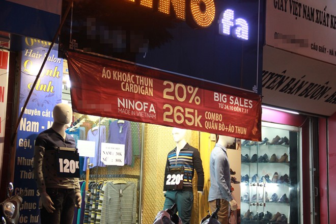 Ph&iacute;a sau những đợt giảm gi&aacute; 50 - 70% của quần &aacute;o thời trang