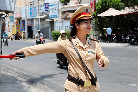 Mùa hè và… nữ Cảnh sát giao thông