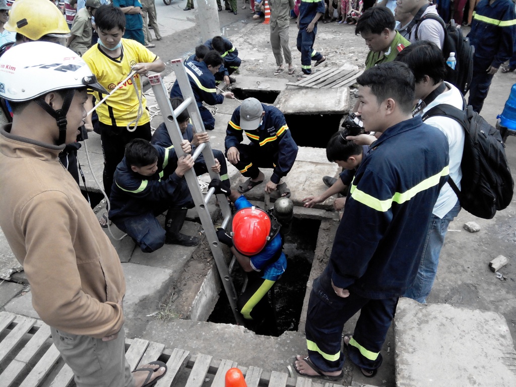 2 bé trai bị nước mưa cuốn xuống cống