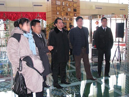 &Ocirc;ng Trường Chinh (giữa) khẳng định kh&ocirc;ng bạo h&agrave;nh vợ.