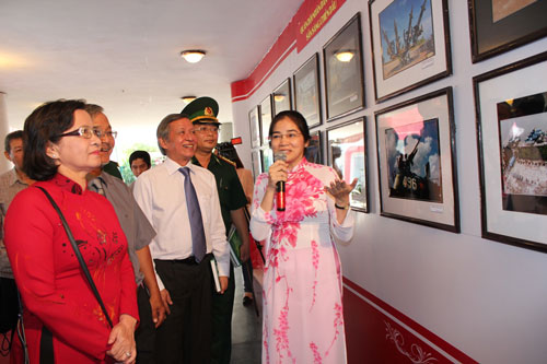 Đại biểu tham quan triển l&atilde;m s&aacute;ng 14-12