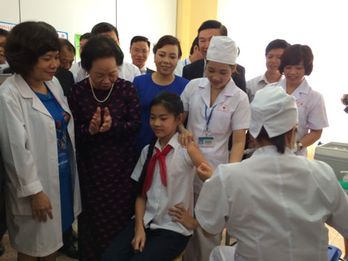 Phát động chiến dịch tiêm vắc-xin sởi - Rubella cho trẻ