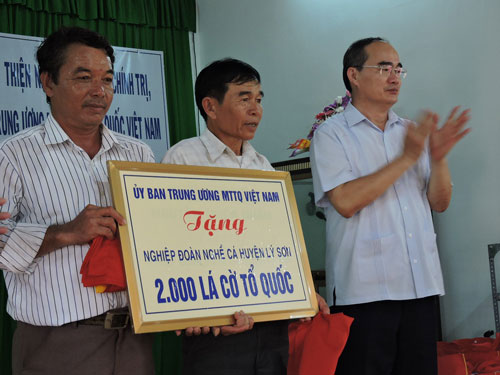Chia sẻ khó khăn với ngư dân bám ngư trường Hoàng Sa