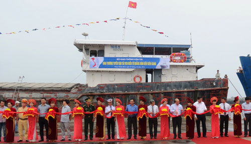 Các đại biểu cắt băng khai trương tuyến vận tải Quảng Bình - Kiên Giang