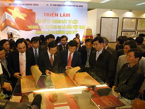 Đông đảo khách đến xem trưng bày tư liệu “Hoàng Sa, Trường Sa là của Việt Nam - Những bằng chứng lịch sử” Ảnh: TTXVN