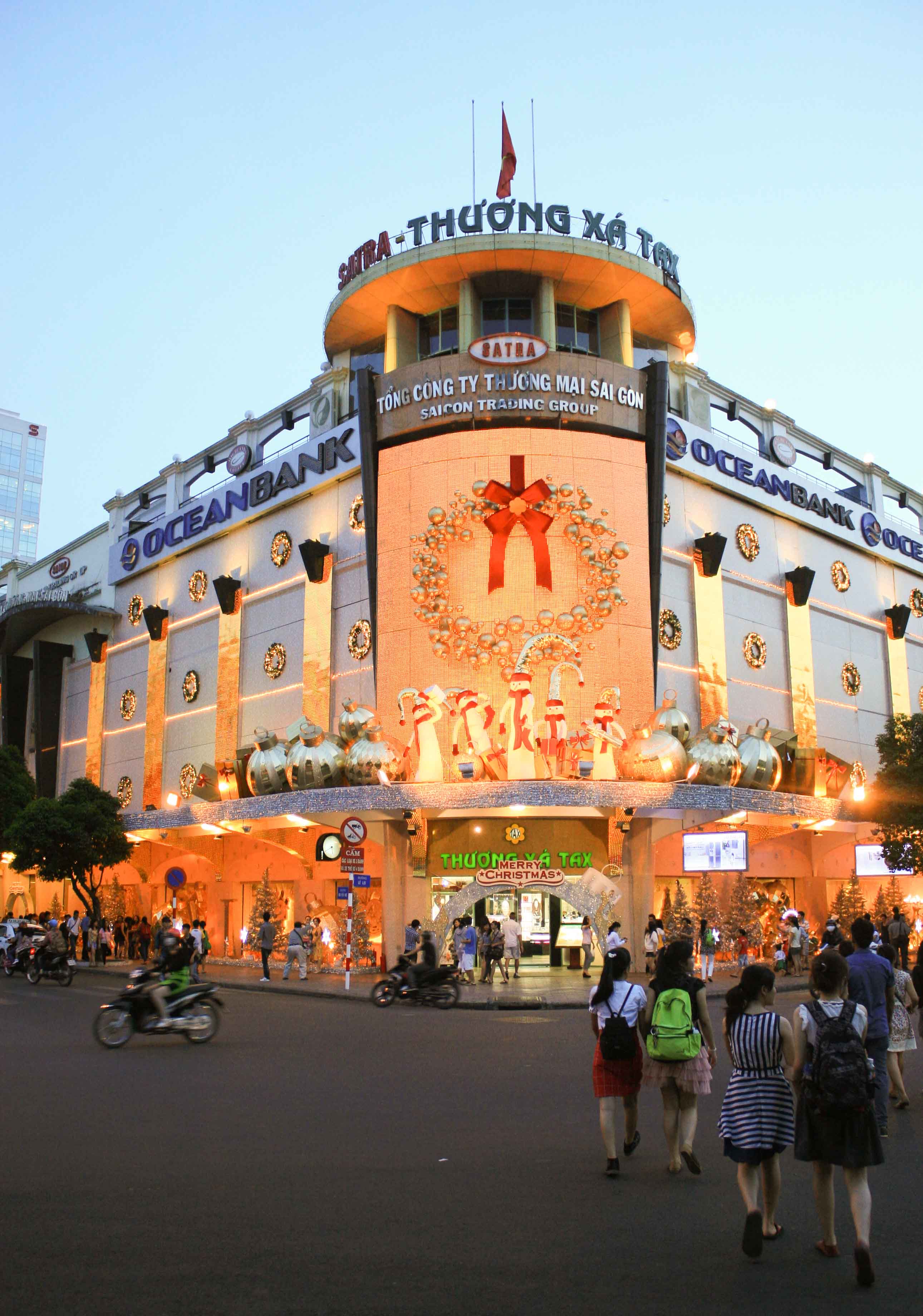 Thương x&aacute; Tax thường được trang ho&agrave;ng rất lộng lẫy những dịp lễ, tết hay Noel