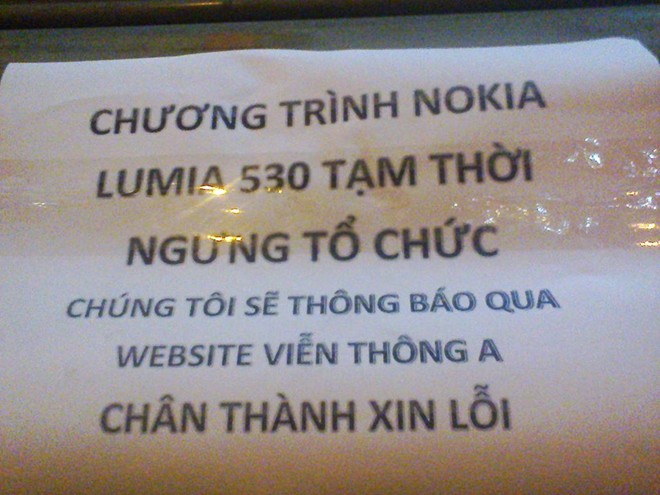 Cửa h&agrave;ng Viễn Th&ocirc;ng A th&ocirc;ng b&aacute;o dừng chương tr&igrave;nh b&aacute;n Lumia 530. Ảnh: FB Khoa Kh&aacute;u Khỉnh.