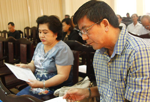 B&agrave; Thu Dung (tr&aacute;i) - gi&aacute;m đốc Trung t&acirc;m Rạng Đ&ocirc;ng - v&agrave; v&agrave;i đại diện