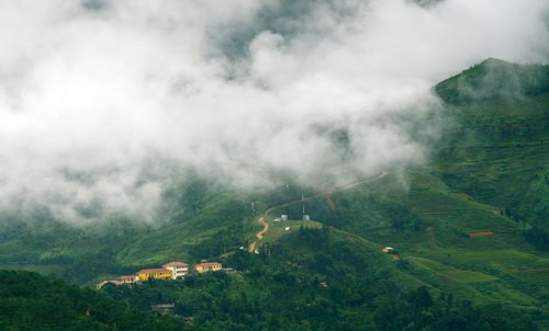 M&acirc;y trắng x&oacute;a tr&ecirc;n một cung đường l&ecirc;n cao nguy&ecirc;n đ&aacute; - Ảnh: K.Hưng