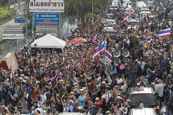 Người biểu t&igrave;nh tuần h&agrave;nh đến trước văn ph&ograve;ng tạm thời của Thủ tướng Yingluck Shinawatra h&ocirc;m 19-2. Ảnh: Bangkok Post