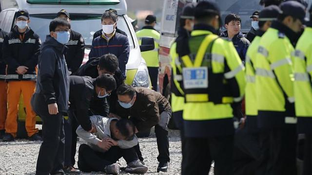 Một người đ&agrave;n &ocirc;ng gục kh&oacute;c đau đớn khi chờ tin người th&acirc;n tr&ecirc;n t&agrave;u Sewol. Ảnh: Reuters