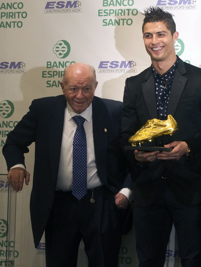 Trao phần thưởng Chiếc giày vàng châu Âu 2011 cho hậu duệ Ronaldo